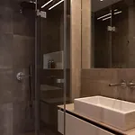 The - Luxury Serviced アパートホテル